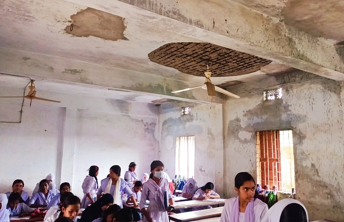 পরীক্ষা চলাকালে খসে পড়লো ছাদের পলেস্তারা, ৬ ছাত্রী আহত