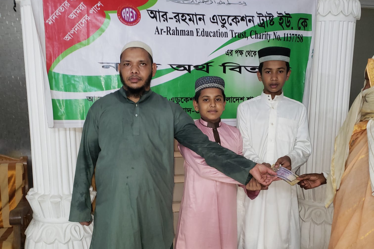 অসহায়দের মাঝে আর-রাহমান ট্রাস্টের চিকিৎসা গৃহ নির্মাণ ও শিক্ষা সহায়তা প্রদান 