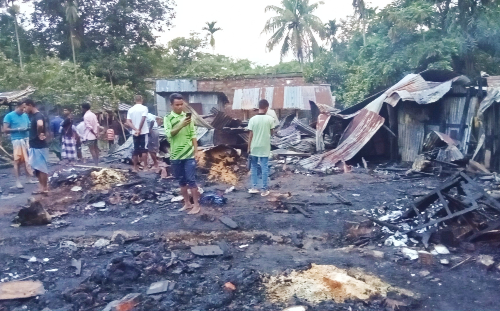 বিশ্বনাথে ভয়াবহ অগ্নিকান্ডে ৫টি বসতঘর পুড়ে ছাই
