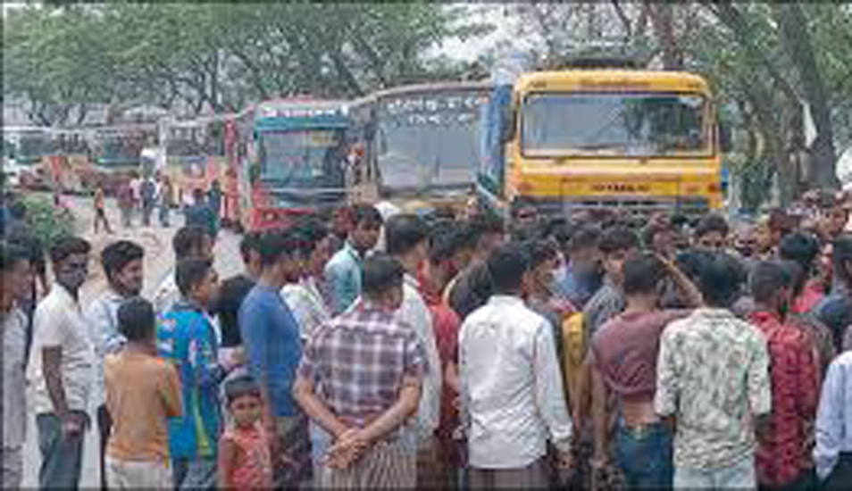 তীব্র লোডশেডিংয়ে অতিষ্ঠ মানুষ নামছেন রাস্তায়