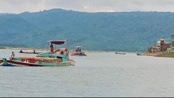 সরকারি আদেশকে বৃদ্ধাঙ্গুলি : তাহিরপুরে চারটি নৌকাঘাটে প্রভাবশালীদের হরিলুট!