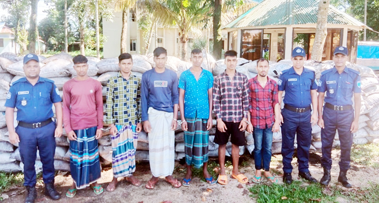 তাহিরপুর সীমান্তে বেপরোয়া দুর্ধর্ষ চোরাচালানকারী চক্র