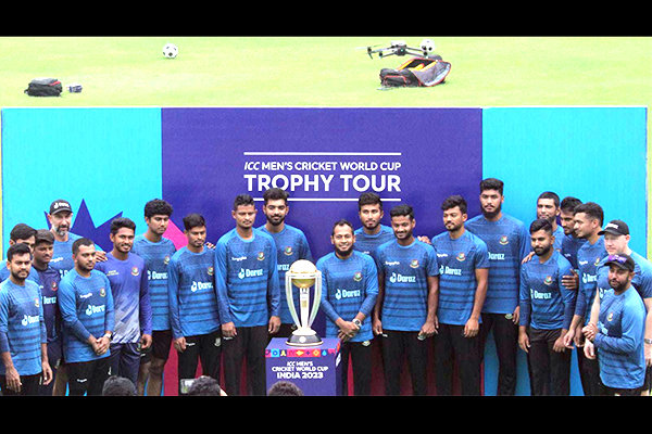 স্বপ্নের ট্রফি ছুঁয়ে দেখলেন বাংলাদেশের ক্রিকেটাররা