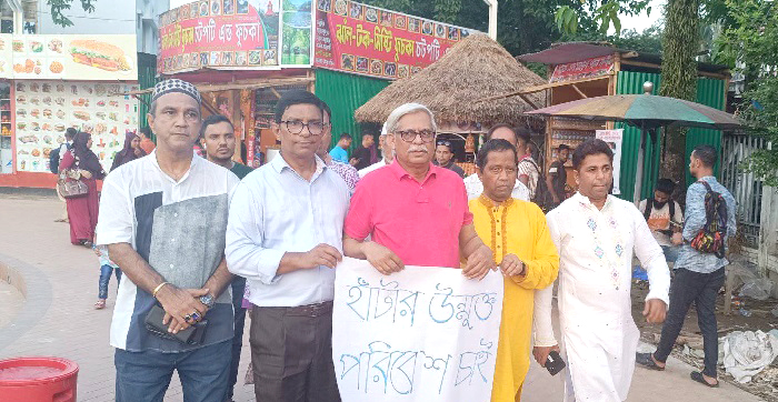 ওয়াকওয়ে ইজারা প্রদানের প্রতিবাদে প্ল্যাকার্ড হাতে মিসবাহ সিরাজ