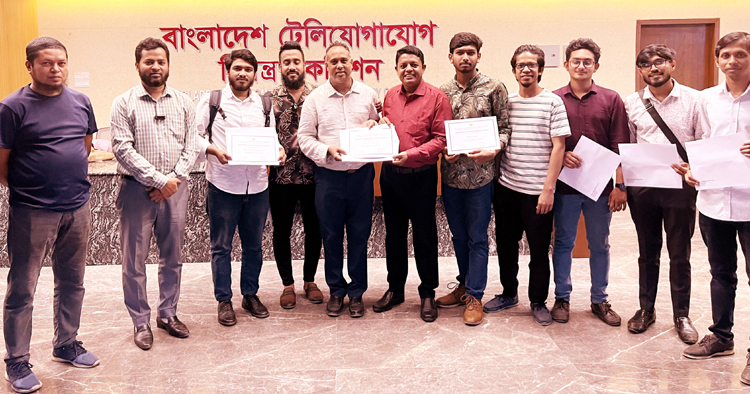 হ্যাম রেডিও পরীক্ষায় উত্তীর্ণদের মাঝে বিটিআরসি’র সনদ বিতরণ