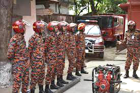 লামাবাজারে ড্রেনের ভিতর যুবক, স্ল্যাব ভেঙ্গে উদ্ধার!