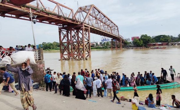বন্ধ সিলেটের ঐতিহ্যবাহী ক্বীন ব্রিজ : ঝুঁকি নিয়ে সুরমা নদী পারাপার