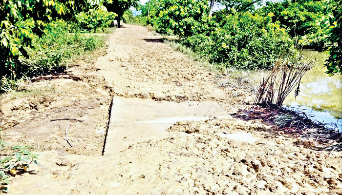 ভাঙাচোরা সড়কে বিচ্ছিন্ন সিলেটের লক্ষাধিক মানুষ