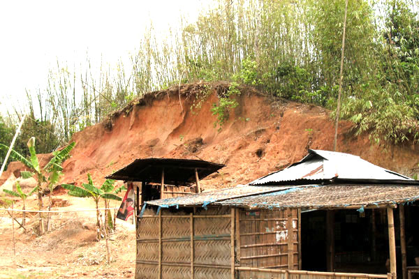 নবীগঞ্জে টিলায় ঝুঁকিপূর্ণ বসবাস: দুর্ঘটনার আশঙ্কা!
