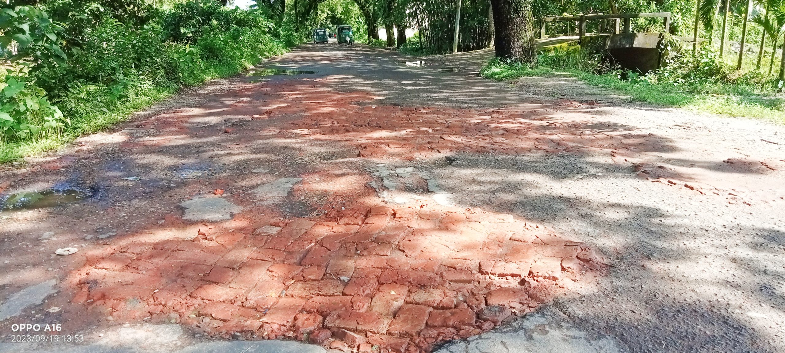 বিশ্বনাথে সওজ’র ভাঙা সড়কে ভরসা ইটসলিং!