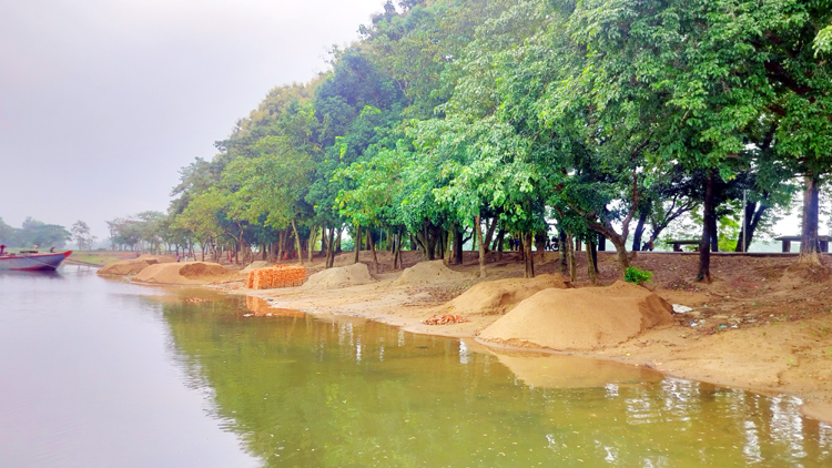 দোয়ারাবাজারে বন্যা নিয়ন্ত্রণ ফসলরক্ষা বাঁধে অবৈধভাবে বালু-পাথরের বাণিজ্য