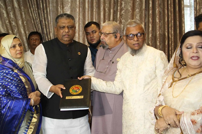 আরিফের কাছ থেকে সিসিকের দায়িত্ব নিলেন আনোয়ারুজ্জামান