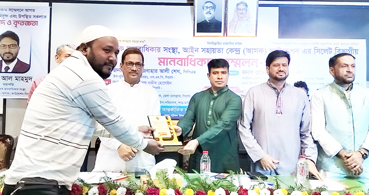 আবাও অসহায় পরিবার নিয়ে কাজ করে সম্মাননা অ্যাওয়ার্ডে ভূষিত হলেন আমির হোসেন সাগর