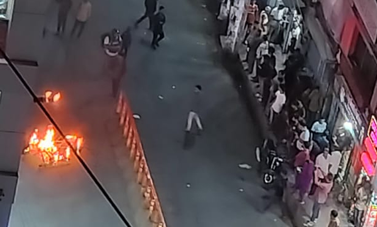 জিন্দাবাজারে উত্তেজনা : আটক ৩