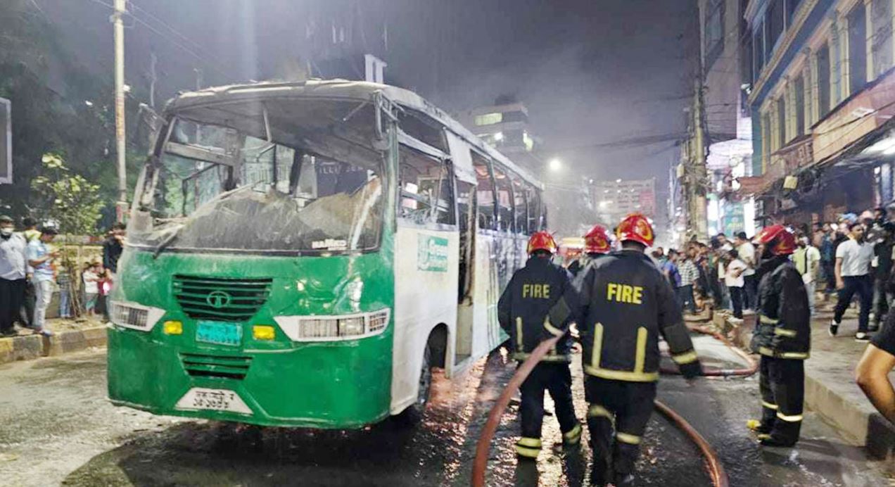 অবরোধের আগের রাতে রাজধানীতে ৩০ মিনিটের মধ্যে ৩ বাসে আগুন