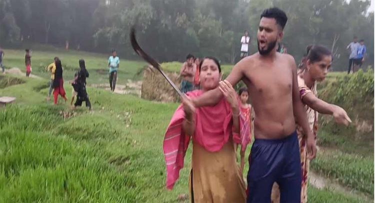 শক্রতার জেরে কেটে ফেললো গাছ, দা হাতে হুমকি