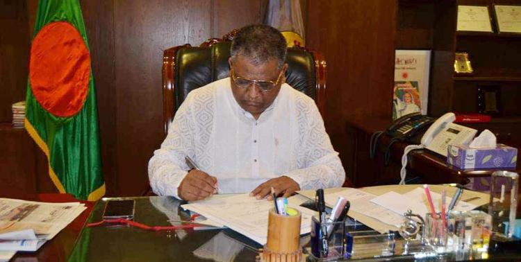 মসজিদের উন্নয়নকাজে স্বাক্ষর করে অফিসের কাজ শুরু করলেন আনোয়ারুজ্জামান