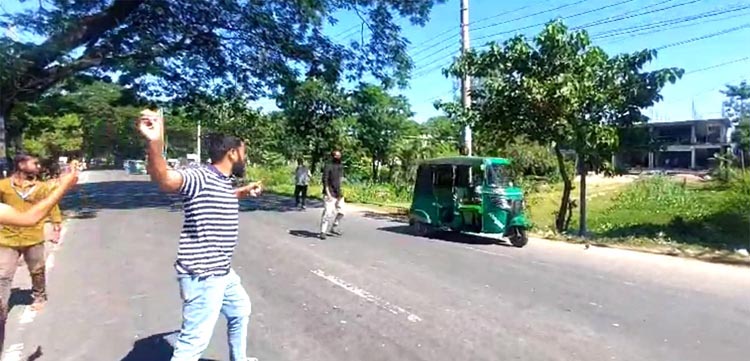 সুনামগঞ্জে যান চলাচলে বাধা, ইটপাটকেল নিক্ষেপ