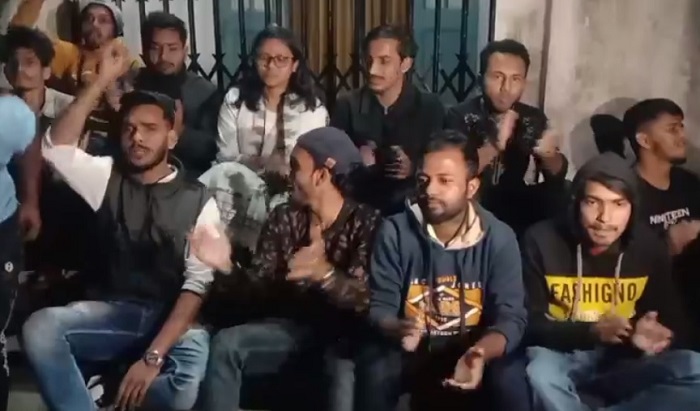তিনদফা দাবিতে পাঁচ ঘন্টা অবরুদ্ধ এমসি কলেজের অধ্যক্ষ