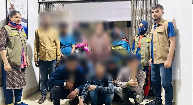 হোটেল তিতাস থেকে ১০ নারী-পুরুষ আটক : ধরাছোয়ার বাহিরে মেঘনা’র সুন্দর আলী