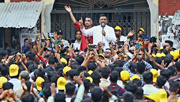 কার দৌড় কতটুকু জানা আছে : মেয়র আনোয়ারুজ্জামান