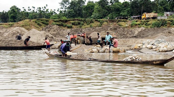 জাফলংয়ে কোটি ঘনফুট পাথর লুট : প্রভাবশালী চক্রের পকেটে ১০০ কোটি টাকা –  Crime Sylhet