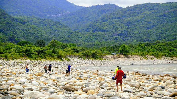 কোম্পানীগঞ্জে পুলিশের উপর পাথর লুটপাটকারীদের হামলা