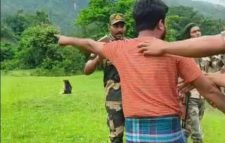 গোয়াইনঘাট সীমান্তে মাঠ দখলে এসে স্থানীয়দের তোপের মুখে বিএসএফ