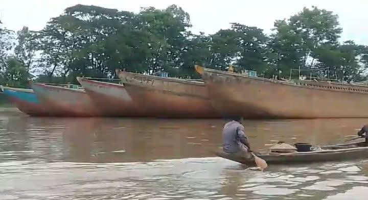 বালু উত্তোলন নামে সুরমায় তান্ডব ধ্বংসের মুখে বন্যা নিয়ন্ত্রন বাঁধ