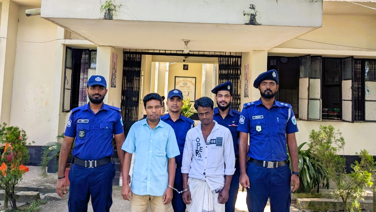 জাদুকাটায় পুলিশের দায়সারা অভিযানে গ্রেফতার ২