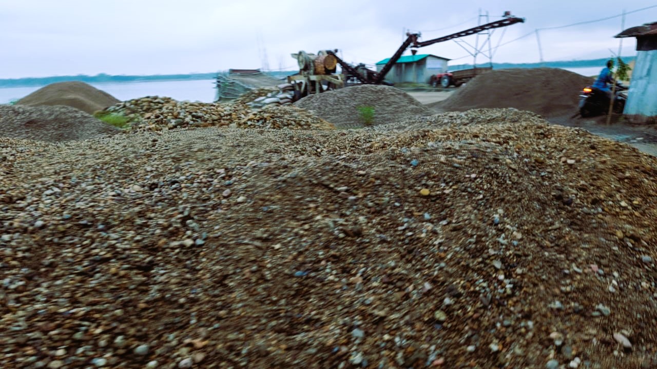 জাদুকাটায় আজ ১১০ কোটি টাকার বালি-পাথর আজ নিলাম : সরানোর ফের পায়তারায় লিপ্ত