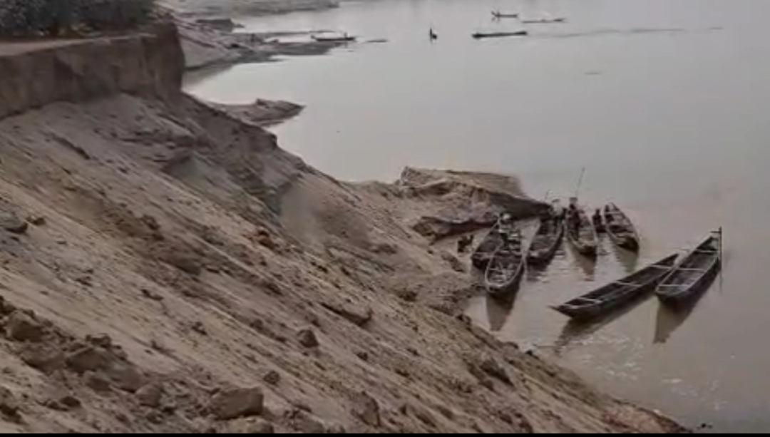 জাফলং চা-বাগানে বালু খেকোদের আক্রমণ : কর্মকর্তাদের ‘লাঠিয়াল বাহিনী’র বাণিজ্য