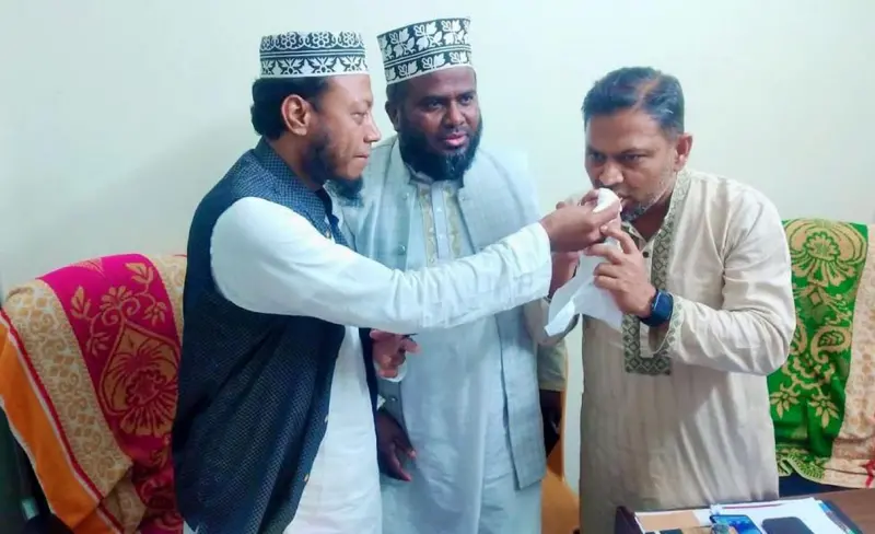 পরাজিত প্রার্থীকে মিষ্টি মুখ করালেন আমির হামজা