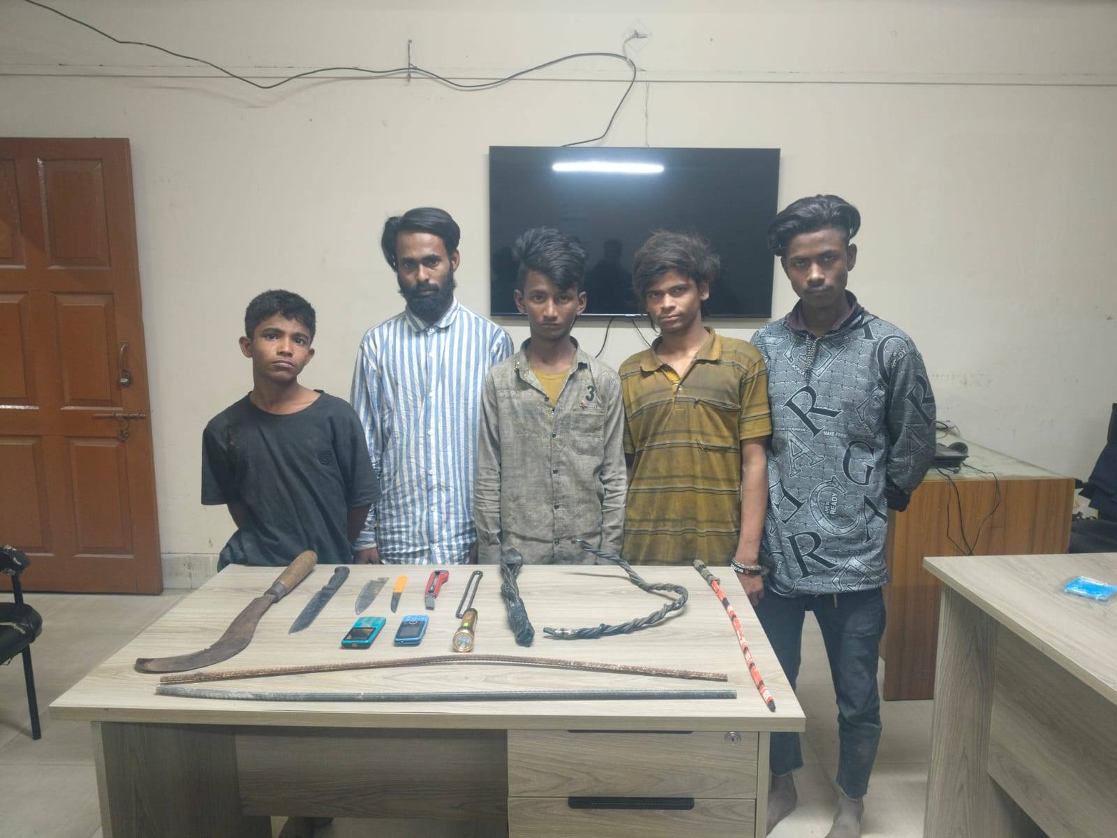 নগরীর বন্দরবাজার থেকে ছিনতাইকারী চক্রের ৭ সদস্য গ্রেফতার, ৪টি চাকু উদ্ধার