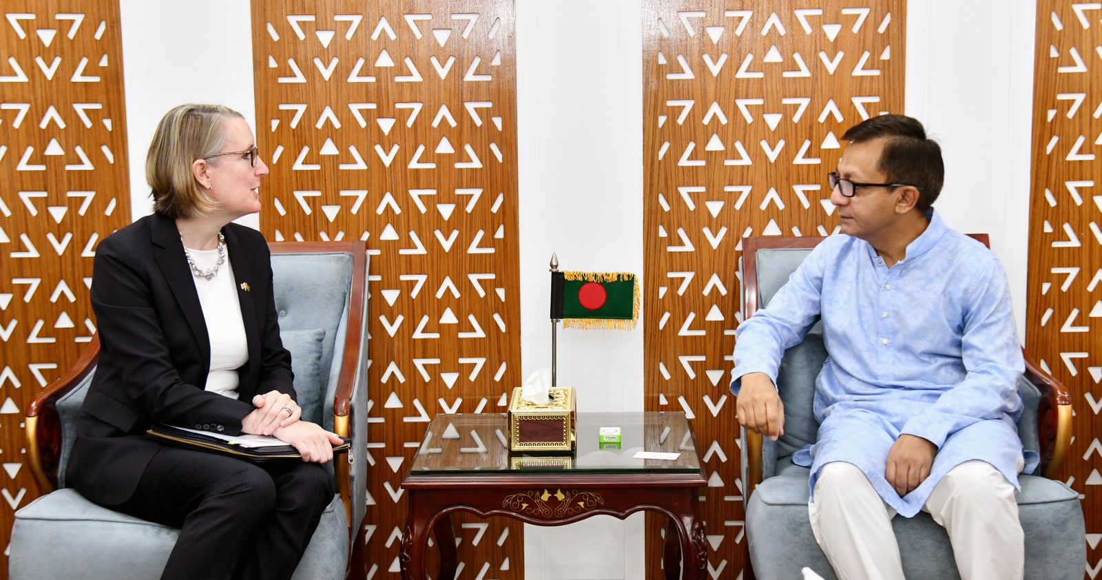 বাণিজ্যমন্ত্রীর সাথে যুক্তরাজ্য হাইকমিশনারের বৈঠক, দ্বিপাক্ষিক বাণিজ্য প্রসারে গুরুত্ব