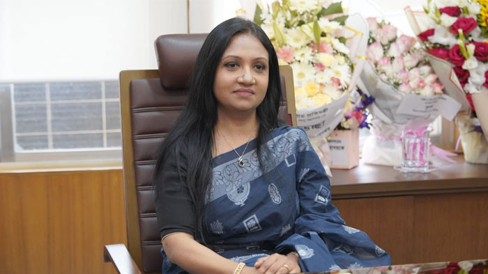 ৩০ বছর পর ইতিহাসের পুনরাবৃত্তি, মন্ত্রণালয়ে বাবার চেয়ারে বসলেন মেয়ে!