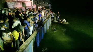 বাস থেকে একের পর এক মরদেহ বের করা হচ্ছে