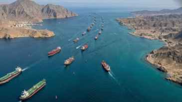 হরমুজ পার হতে প্রতি ব্যারেল তেলে ১ ডলার নেবে ইরান