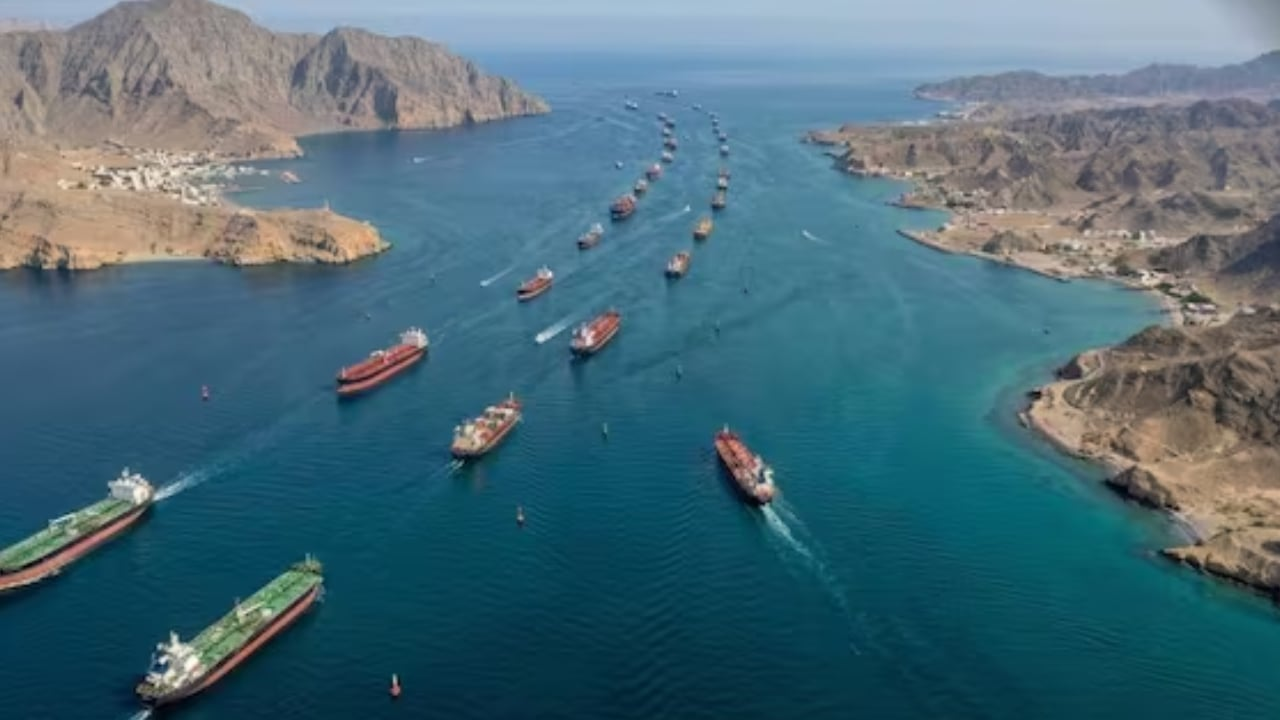 হরমুজ পার হতে প্রতি ব্যারেল তেলে ১ ডলার নেবে ইরান