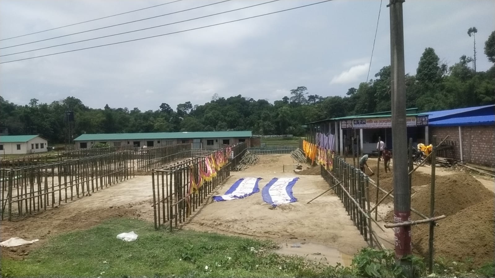 চিকনাগুলে ৭ দিনের অস্থায়ী পশুর হাট এক বছরেও বন্ধ হয়নি, উল্টো বাড়ছে সম্প্রসারণ