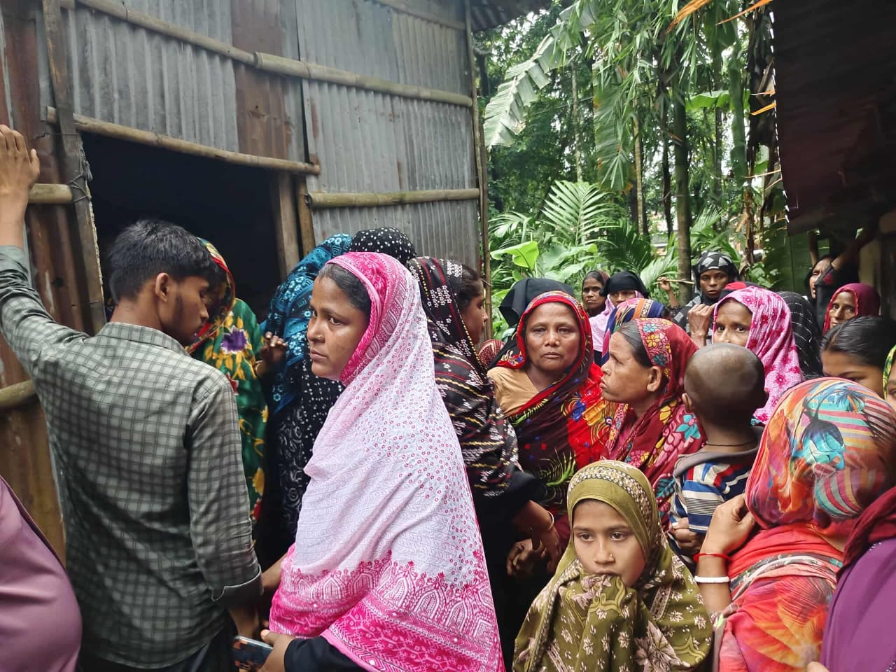 গোয়াইনঘাটে গভীর রাতে ঘরে ঢুকে ছুরিকাঘাতে বৃদ্ধার মৃত্যু, নাতনি আশঙ্কাজনক