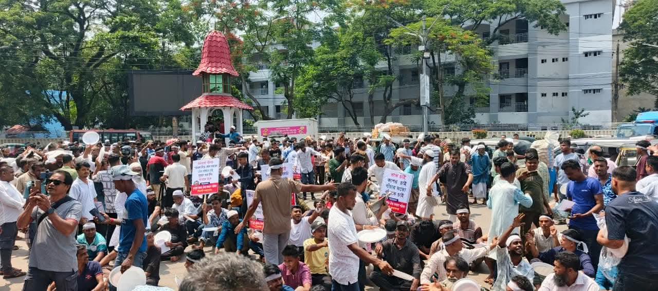 সিলেটে হাতে ভাতের থালা নিয়ে হকারদের বিক্ষোভ, ফুটপাতে ব্যবসার সুযোগ দাবি
