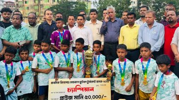 প্রাথমিক বিদ্যালয় গোল্ডকাপ ফুটবল টুর্নামেন্ট বিজয়ী বালকদলকে মন্ত্রী আরিফুল হক চৌধুরীরর অভিনন্দন