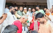 তামাবিল স্থল বন্দরের শ্রমিকদের মাঝে প্রবাসী কল্যাণ মন্ত্রীর ১৫ টন চাল বিতরণ