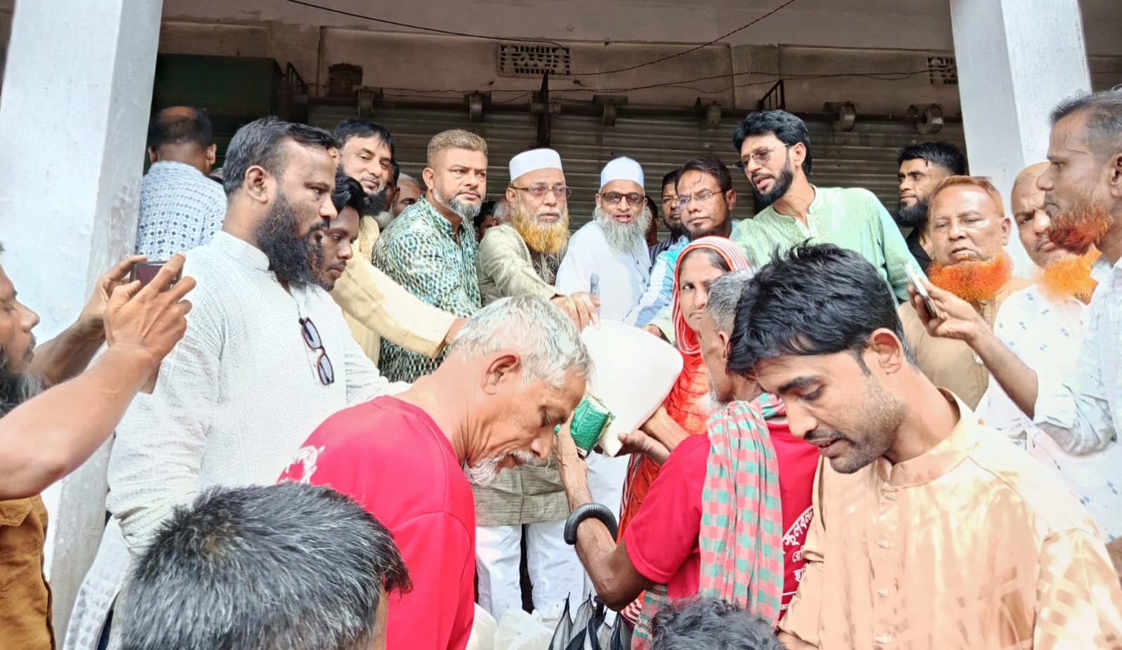 তামাবিল স্থল বন্দরের শ্রমিকদের মাঝে প্রবাসী কল্যাণ মন্ত্রীর ১৫ টন চাল বিতরণ