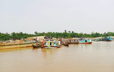 ড্রেজার দানব ও পেলোডারে গিলে খাচ্ছে গোয়াইনঘাট: হুমকির মুখে চা-বাগান, বসতভিটা ও খেলার মাঠ