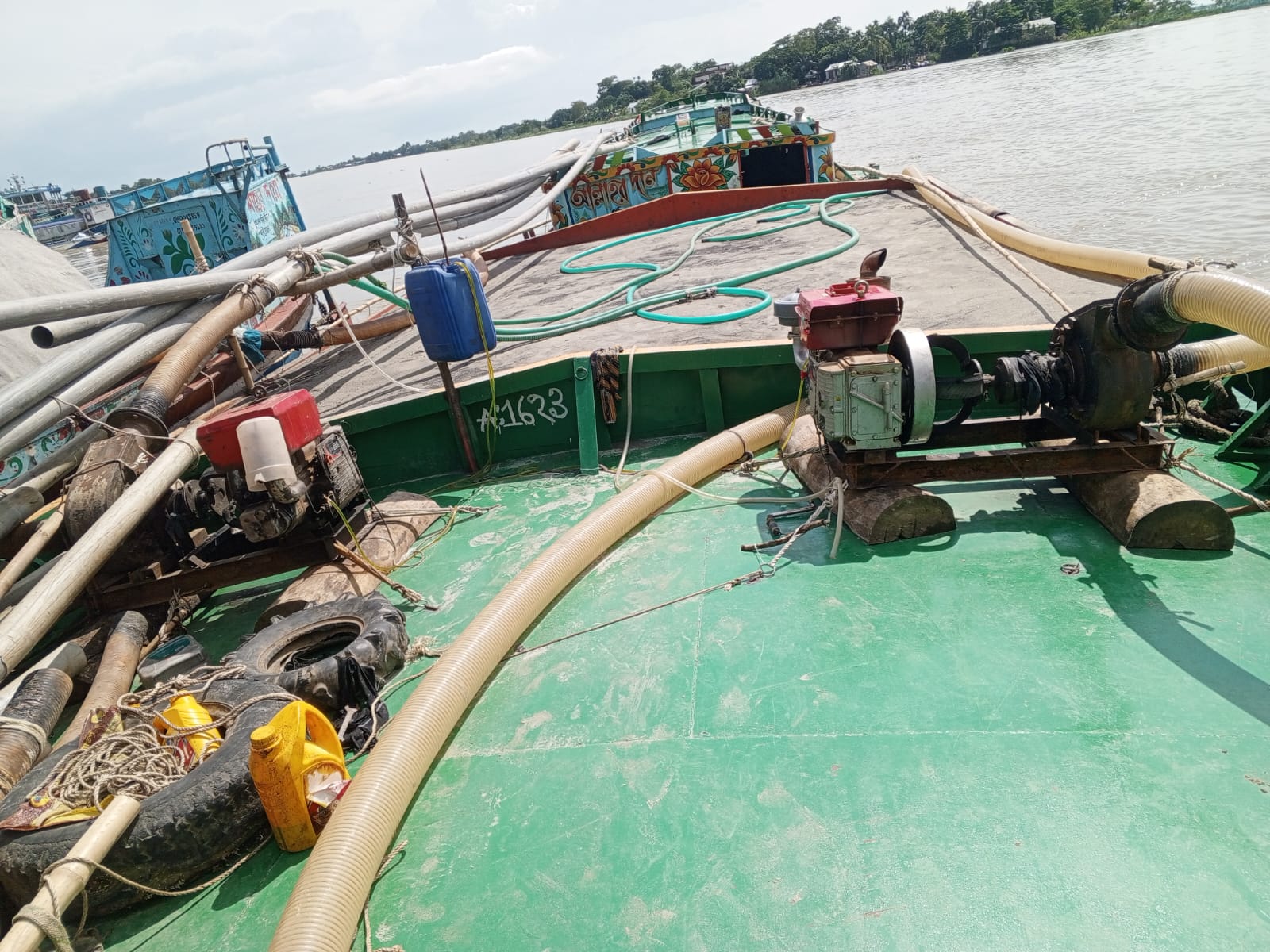 লালপুর ফাঁড়ি ইনচার্জের বিরুদ্ধে মাসোয়ার নেয়ার অভিযোগ