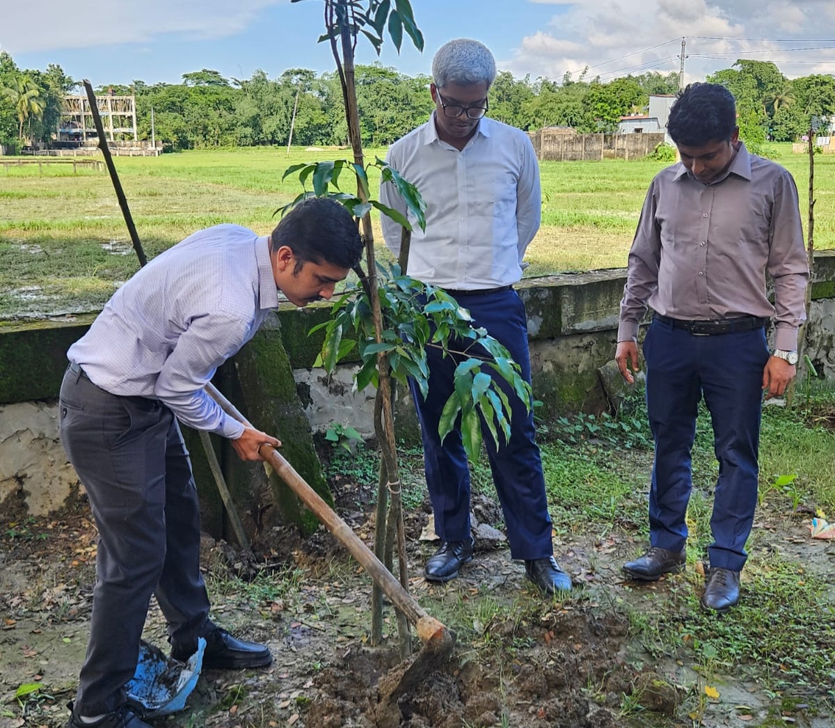 আখালিয়া ইউনিয়ন ভূমি অফিস প্রাঙ্গণে শতাদিক চারা রোপন কাজের শুভ সূচনা