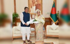 শেখ হাসিনার সঙ্গে ৪০ বিমান নিয়ে ঢাকায় নামার ঘোষণা আনোয়ারুজ্জামানের