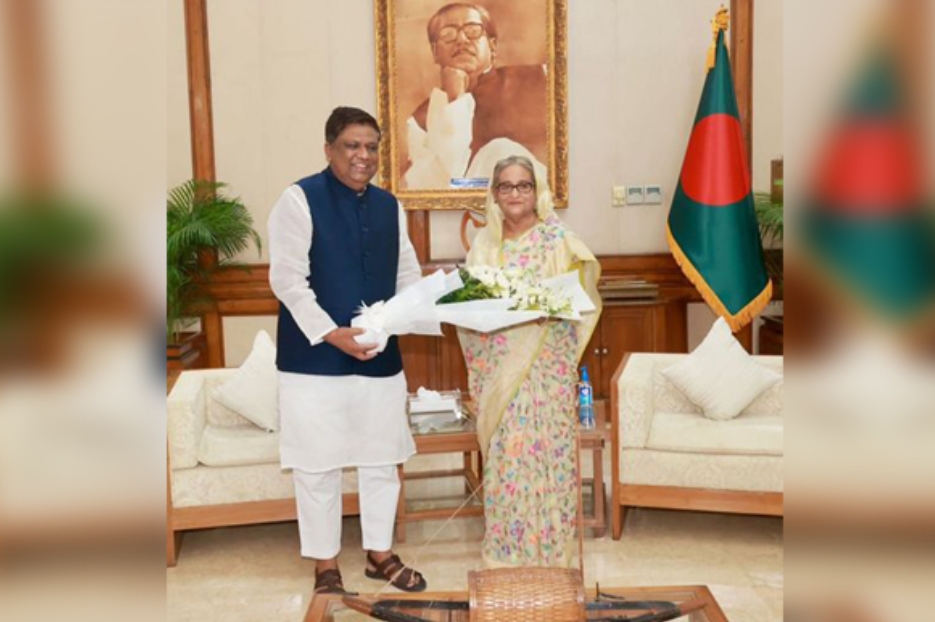 শেখ হাসিনার সঙ্গে ৪০ বিমান নিয়ে ঢাকায় নামার ঘোষণা আনোয়ারুজ্জামানের